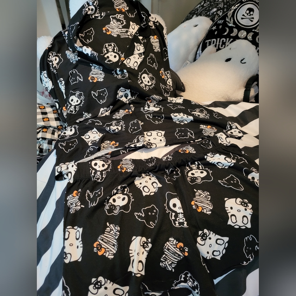 SOLD hello kitty Halloween womens pajama set NW